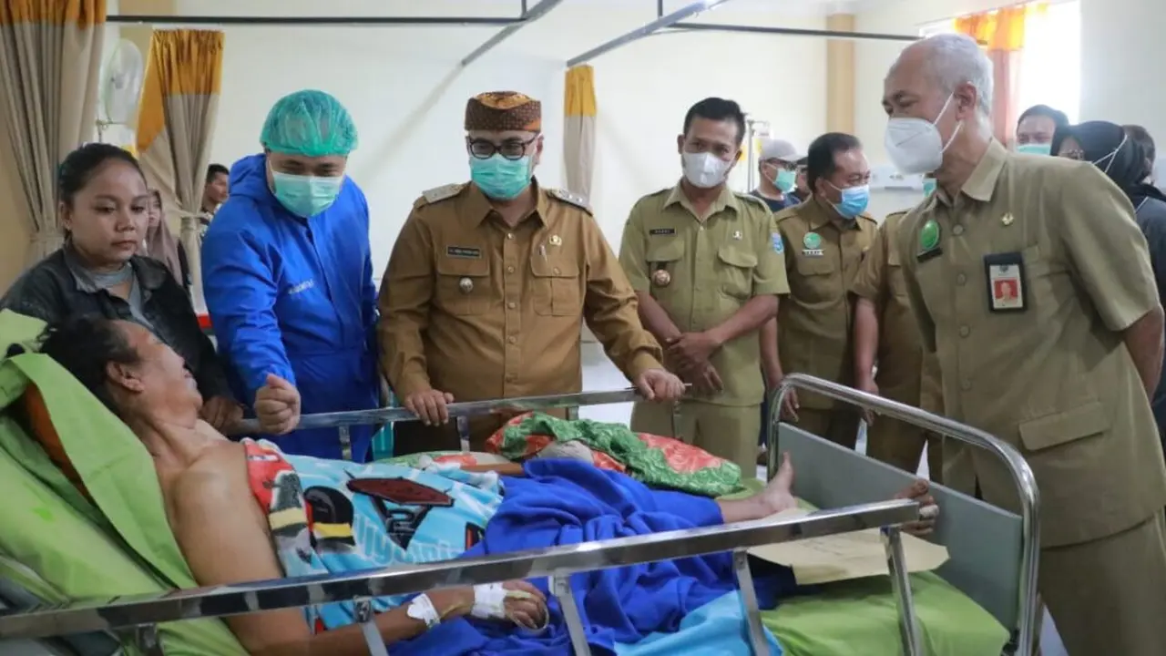 Wakil Bupati Probolinggo Timbul Prihanjoko mengunjungi korban  tergulingnya truk pengangkut takziyah di RSUD Waluyo Jati Probolinggo (Istimewa)