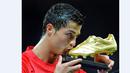 Cristiano Ronaldo mencium trofi golden boot jelang pertandingan melawan West Ham United dalam laga Liga Inggris di Old Trafford, Manchester, 29 Oktober 2008. (AFP/Andrew Yates)