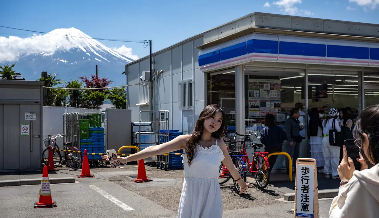 <p>Namun, perilaku buruk wisatawan saat berburu foto di lokasi tersebut membuat pihak kota Fujikawaguchiko, Prefektur Yamanashi mengambil sikap. (Philip FONG/AFP)</p>