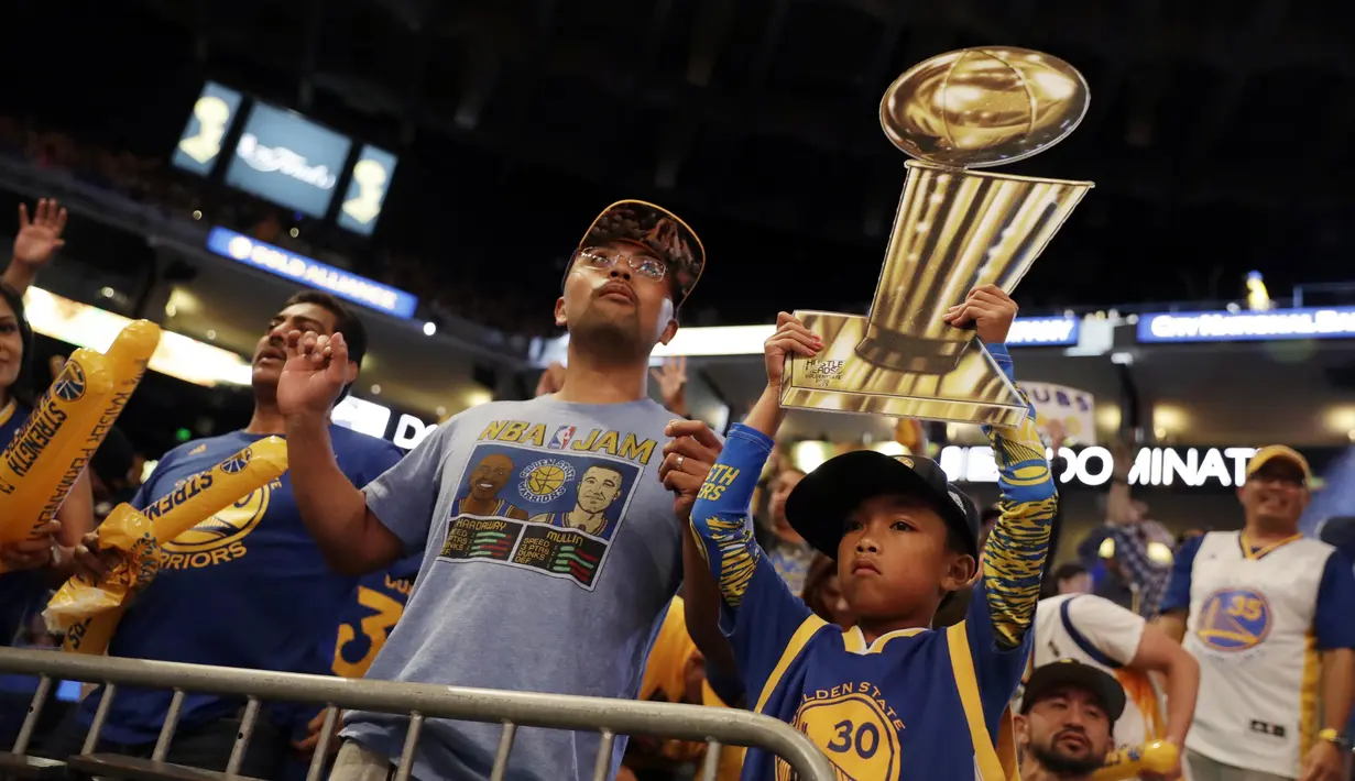 Fans Warriors saat menyaksikan laga FInal NBA Warriors melawan Cleveland Cavaliers lewat televisi di Oracle Arena, Oakland, California, (9/6/2017).  (AP/Marcio Jose Sanchez)