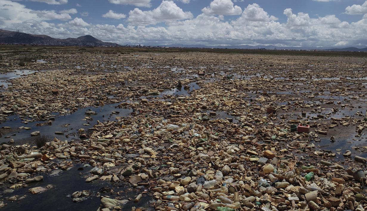 Botol plastik dan sampah lainnya mengapung di Danau Uru Uru dekat Oruro di Bolivia, Kamis (25/3/2021). Mayoritas sampah rumah tangga ini terbawa dari aliran sungai yang bermuara di danau ini. (AP Photo / Juan Karita)