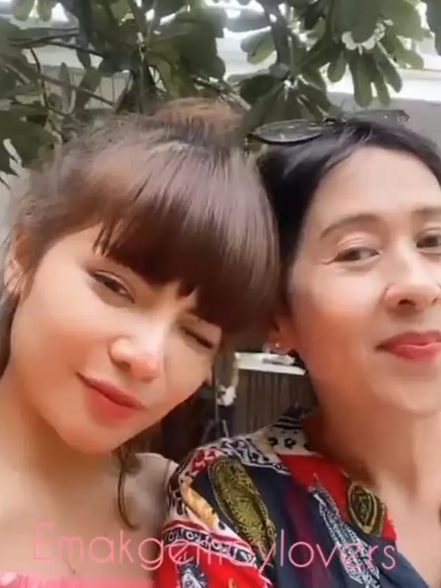 6 Kedekatan Dinar Candy dan Ibunda Ridho Illahi, Bak Anak Kandung