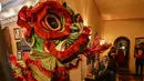 Anggota komunitas Tionghoa di Meksiko menampilkan tarian naga tradisional (liong) di sebuah restoran Tiongkok menyambut Tahun Baru Imlek di Mexico City, pada 31 Januari 2022. Tahun Baru Imlek 2022 menandai dimulainya tahun Shio Macan Air. (PEDRO PARDO / AFP)