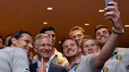 Raja Belgia, Philippe (kedua dari kiri) terlihat bahagia berfoto bersama Jan Vertonghen dkk usai The Rode Duivels memastikan lolos ke 16 besar Piala Dunia 2014, Brasil, (23/6/2014). (REUTERS/Benoit Doppagne)