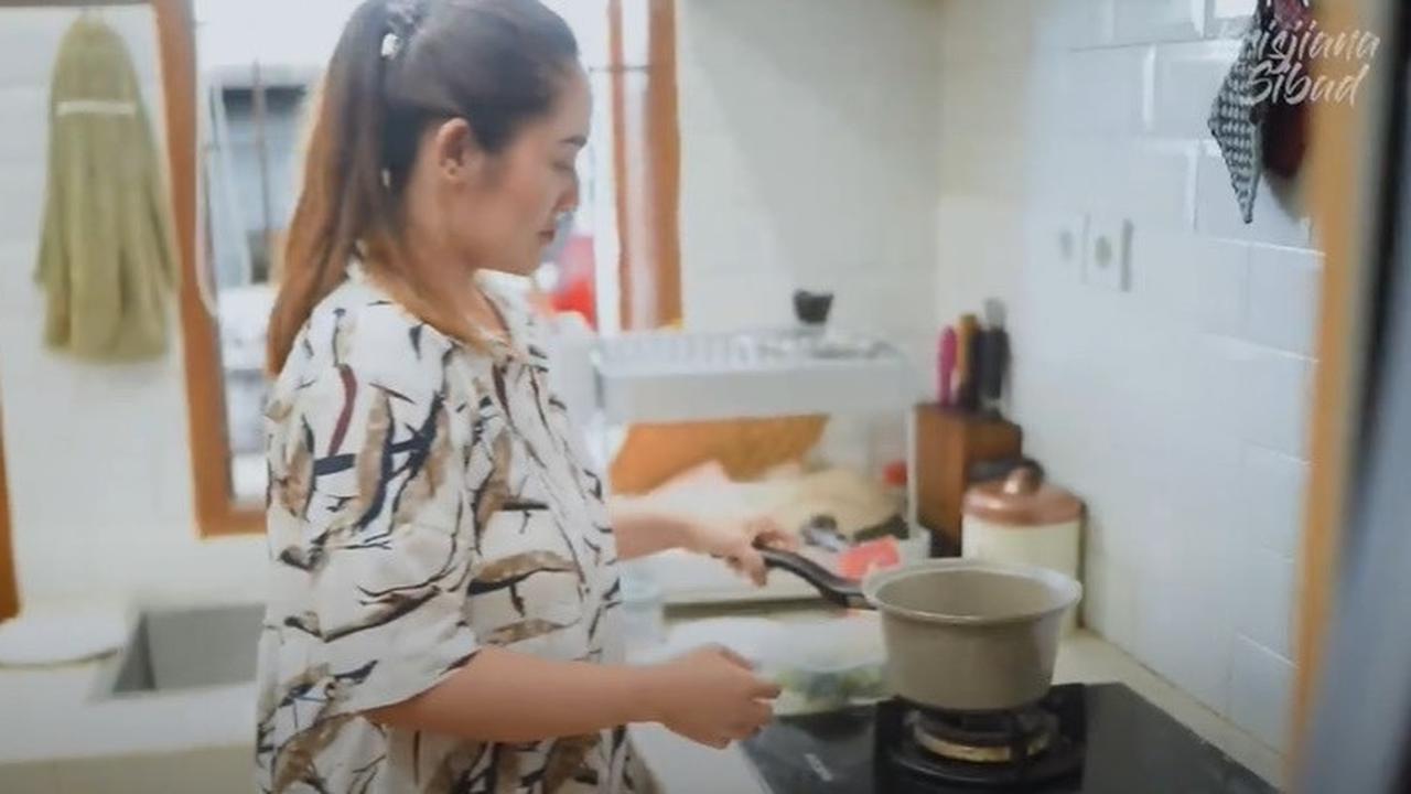 8 Potret Dapur Siti Badriah yang Jarang Tersorot, Konsep Open Space - Nuansa Hangat Sentuhan Kayu