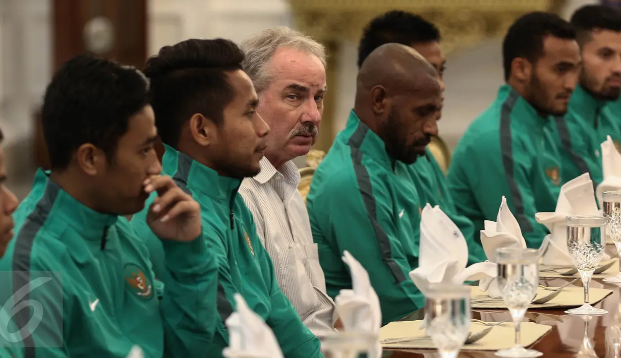 Pelatih dan gelandang timnas Indonesia Alfred Rield dan Andik Vermansyah makan siang bersama di Istana Merdeka, Jakarta, Senin (19/12). Presiden Jokowi mengundang pemain timnas Indonesia untuk makan siang bersama. (Liputan6.com/Faizal Fanani)