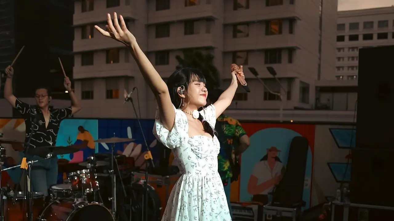 6 Gaya Girly Ghea Indrawari saat Manggung, Hadirkan Tampilan Balletcore hingga Coquette Aesthetic