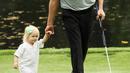 Pegolf Amerika Serikat, Webb Simpson membawa serta putrinya, Willow Grace Simpson pada hari terakhir mengikuti latihan untuk turnamen golf Masters 2018 di Augusta, Georgia, Rabu (4/4). (JAMIE Squire / Getty Images / AFP)