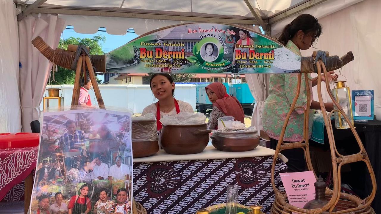 Dawet Telasih Bu Dermi salah satu yang terkenal di Solo telah berdiri sejak tahun 1930