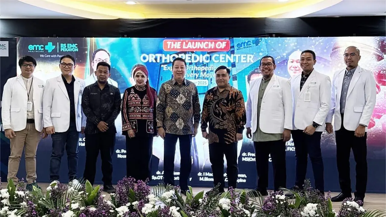 Presiden Direktur EMC Healthcare Jusuf Halimi bersama Direktur RS EMC Pekayon dokter Dedy Nugroho, MARS, PhD, FISQua dan Tim Dokter Orthopedic Center RS EMC Pekayon juga Sekretaris Dinas Kesehatan Kota Bekasi.