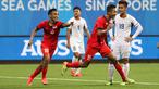 Ekspresi pemain Singapura, Sheikh Abdul Hadi Othman, setelah mencetak gol ke gawang Filipina dalam babak penyisihan Grup A SEA Games 2015 di Stadion Jalan Besar, Singapura. Senin (1/6). (Bola.com/Arief Bagus)