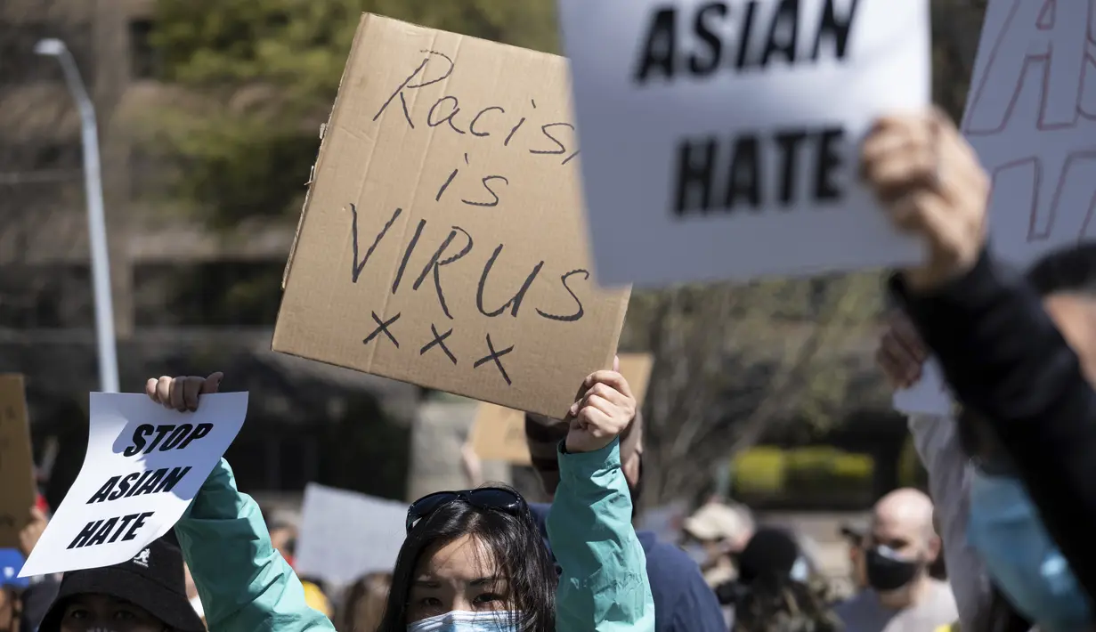 Mai Wright memegang poster saat unjuk rasa "Stop Asian Hate" di luar Gedung Kongres Georgia di Atlanta, Sabtu (20/3/2021). Ratusan demonstran berkumpul mendukung komunitas Asia-Amerika setelah penembakan tempat spa yang menewaskan 8 orang, termasuk di antaranya 6 wanita Asia. (AP Photo/Ben Gray)