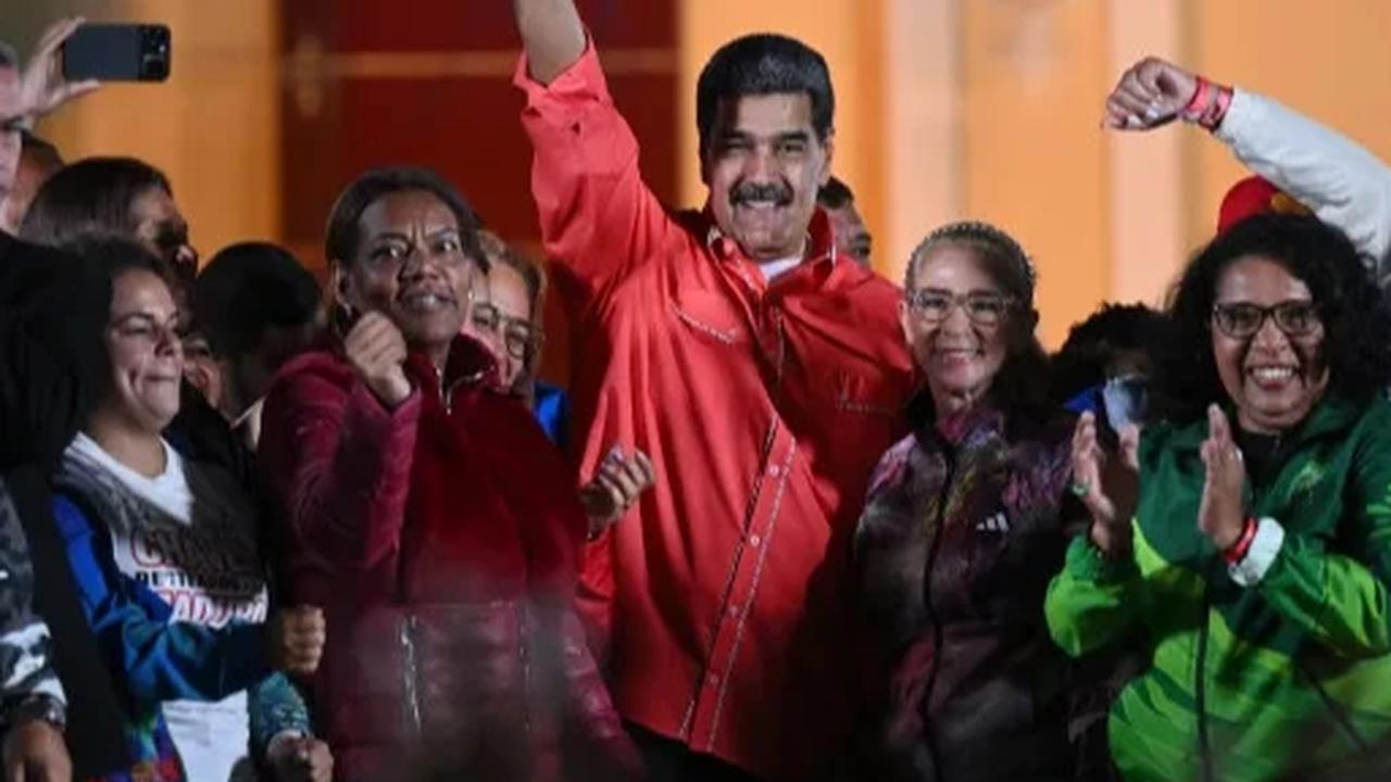 Presiden Venezuela Nicolas Maduro (tengah) melambaikan tangan kepada para pendukungnya di Bolivar square, Caracas, Venezuela. [Federico Parra/AFP]