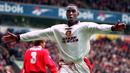 <p>Andy Cole menciptakan hat-trick sempurna ketika Manchester United pesta gol 9-0 ke gawang Ipswich Town musim 1994/1995. Sebenarnya ia tak hanya menyumbangkan tiga gol saja, melainkan lima gol dan tercatat sebagai pemain pertama yang pernah melakukannya di Liga Inggris. (Foto: PA/AFP/Owen Humphreys)</p>