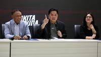 Ketua Umum PSSI, Erick Thohir ditemani wakil ketua umum PSSI 1, Zainudin Amali (kiri) dan wakil ketua umum PSSI 2, Ratu Tisha memberikan keterangan kepada wartawan saat konferensi pers mengenai pembentukan yayasan PSSI dan perwasitan Indonesia di GBK Arena, Senayan, Jakarta, Kamis (22/06/2023). (Bola.com/Bagaskara Lazuardi)