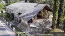 Sebuah auditorium yang rusak di dekat Gereja St. Joseph setelah gempa berkekuatan magnitudo 7,7 melanda Kisol, Manggarai Timur, Nusa Tenggara Timur, Minggu, 16 Agustus 2026.. (AFP/ Juni Kriswanto)