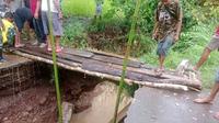 Jembatan ambruk akibat banjir bandang di Kupang, NTT. (Foto: Liputan6.com/Ola Keda)