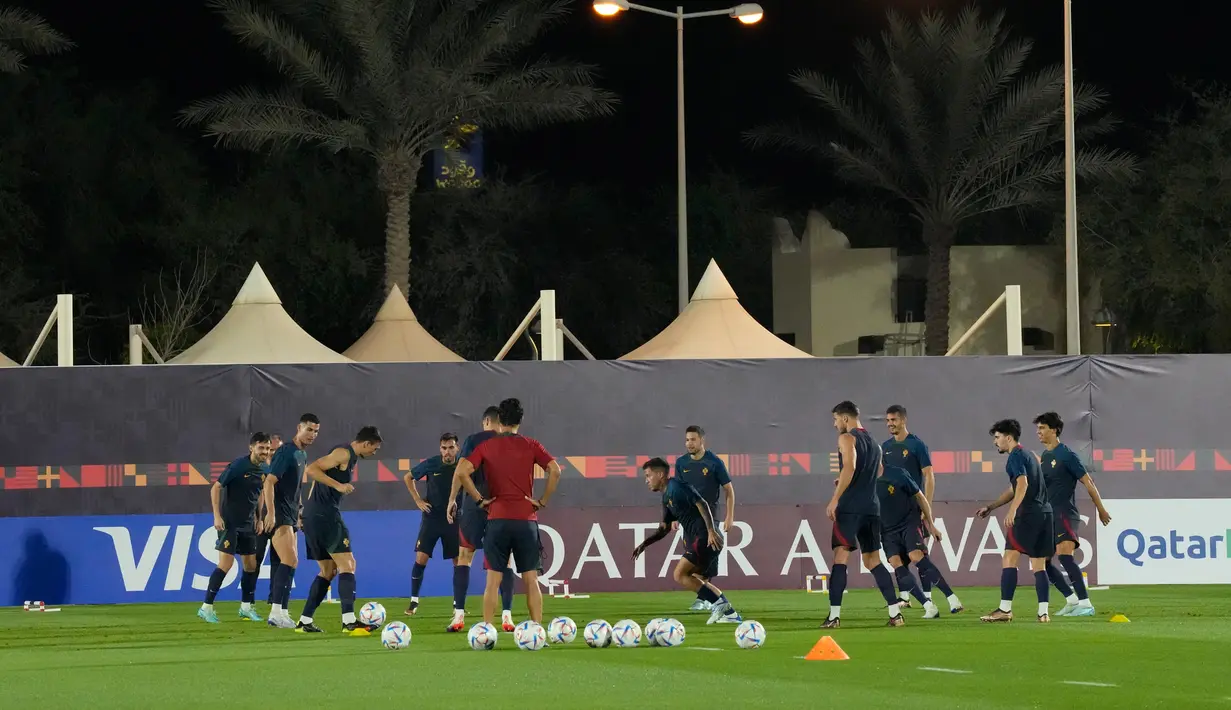 Para pemain Portugal melakukan pemanasan saat latihan resmi Portugal menjelang pertandingan sepak bola Piala Dunia grup H antara Portugal dan Ghana di tempat pelatihan Al Shahaniya SC, Al Shahaniya, Qatar, Rabu (23/11/2022). Sehari sebelum pertandingan, Ronaldo baru saja diputus kontrak oleh klub Manchester United (AP Photo/Lee Jin-man)