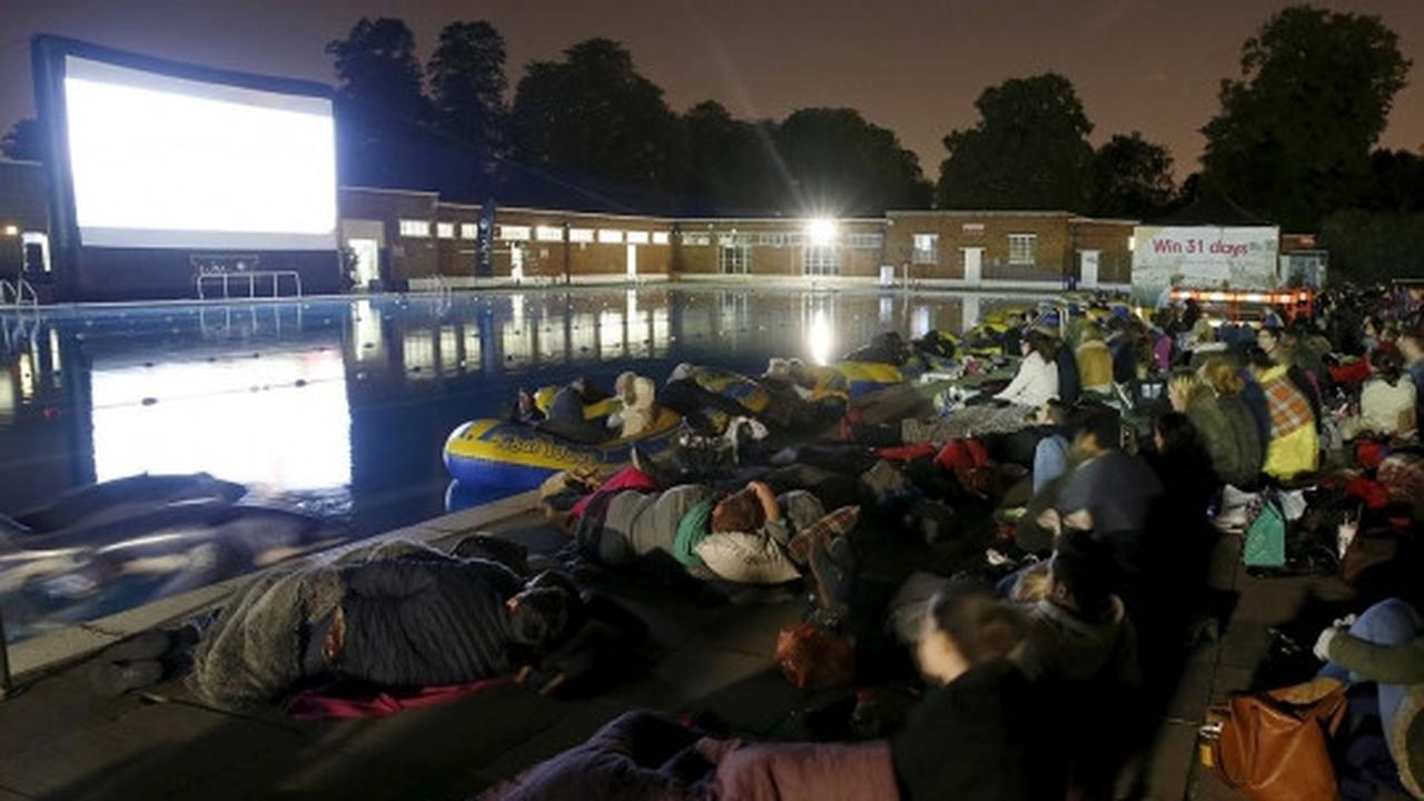 Sensasi unik nonton bioskop di kolam renang