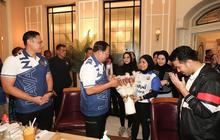 SBY Diberi Hadiah Buket Oleh Keluarga Besar Tim Voli Lavani, Isinya Bikin Warganet Terharu
