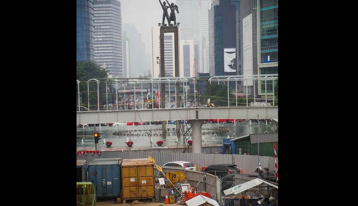 Pembangunan jembatan itu sebagai pengganti JPO lama yang terkena imbas dari penggalian stasiun bawah tanah untuk proyek MRT. (Liputan6.com/Faizal Fanani)