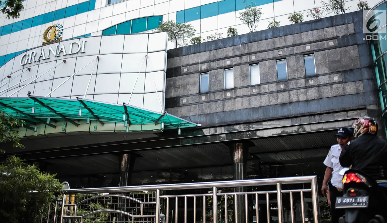 Petugas keamanan berjaga jelang penyitaan aset oleh Pengadilan Negeri Jakarta Selatan di Gedung Granadi, Jalan HR Rasuna Said, Senin (17/12). Penyitaan dilakukan buntut dari penyelewengan uang negara oleh Yayasan Supersemar. (Liputan6.com/Faizal Fanani)
