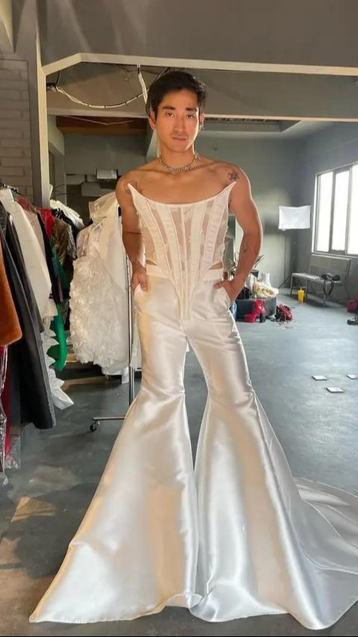 Ini bukan pertama kalinya Bio One bikin kejutan di fashion show dengan gaya yang nyentrik.