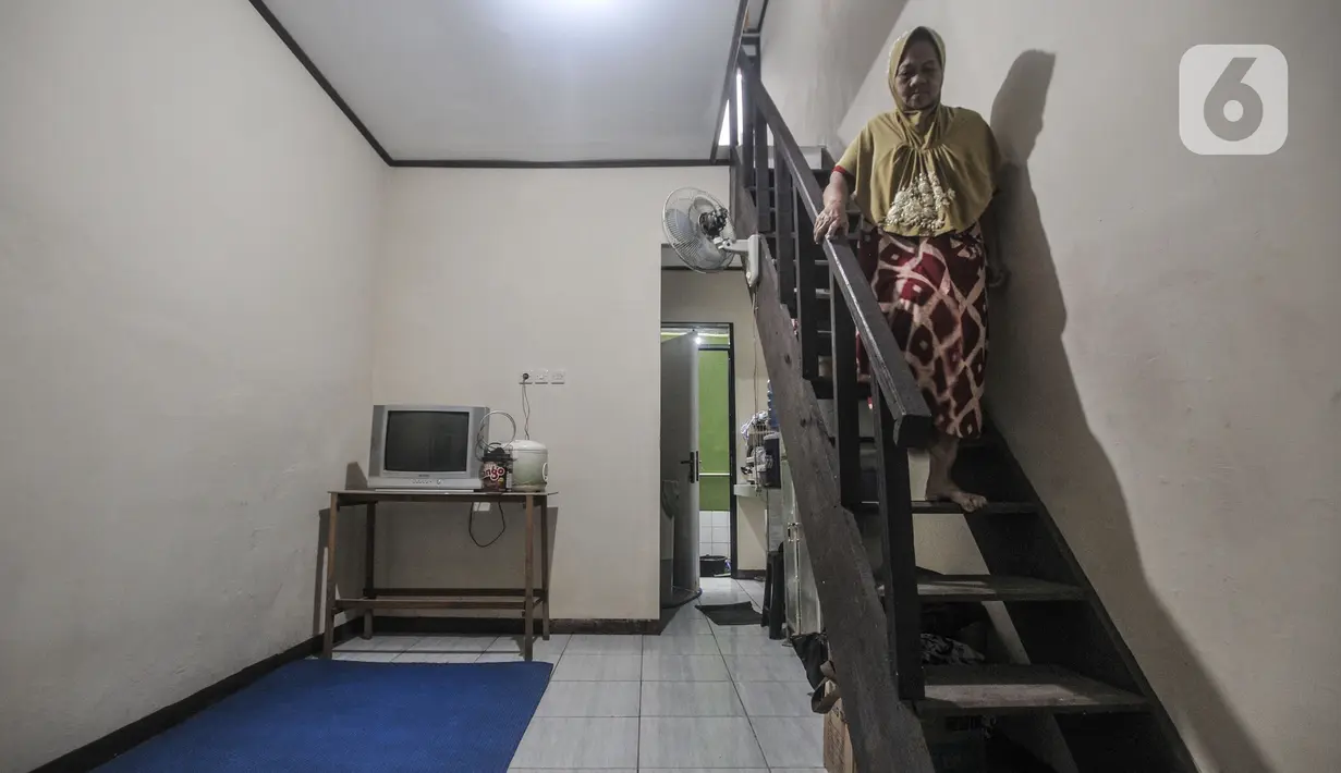 Aktivitas warga saat kembali menempati rumah saat proyek 'rumah panggung' hampir rampung di Kebon Pala, Kelurahan Kampung Melayu, Jakarta Timur, Rabu (2/6/2021). Sebanyak 18 unit proyek 'rumah panggung' yang digagas oleh Gubernur Anies Baswedan hampir rampung dibangun. (merdeka.com/Iqbal S Nugroho)