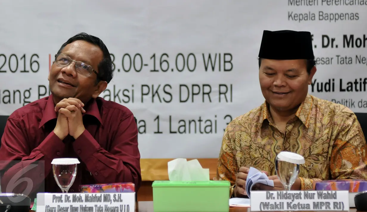 Guru Besar UII, Mahfud MD dan Wakil Ketua MPR RI Hidayat Nur Wahid disela-sela saat menjadi pembicara pada diskusi di F-PKS bertajuk "Perlukah Kita Mempunyai GBHN" di Kompleks Parlemen, Senayan, Jakarta, Kamis (3/3). (Liputan6.com/Johan Tallo)
