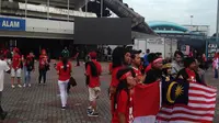 Suasana di sekitar Stadion Shah Alam, Selangor, jelang semifinal Malaysia vs Indonesia, Sabtu (26/8/2017). Panpel menyiapkan layar lebar untuk penonton tanpa tiket. (Bola.com/Benediktus Gerendo Pradigdo)