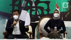 Ketua Komisi V DPR Lazarus (kiri) dan Staf Khusus Menteri Perhubungan Kementerian Perhubungan Adita Irawati jadi pembicara dalam Diskusi Dialektika Demokrasi di Media Center, Gedung Nusantara III, Jakarta, Kamis (7/4/2022). Diskusi bertema Balada Booster dan Mudik Lebaran.(Liputan6.com/Angga Yuniar)