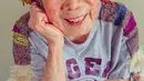 Pose Emiko (93) nenek asal Jepang saat menjadi model untuk pakaian yang dibuat oleh cucunya. Sang cucu, Chinami Mori seringkali membuat pakaian warna cerah dan pelangi yang ia buat dengan teknik tenun khusus yang disebut Saori. (mymodernmet.com)