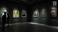 Pengunjung melihat sejumlah lukisan koleksi Istana Kepresidenan yang dipamerkan di Galeri Nasional, Jakarta, Senin (6/8). Pameran ini bertajuk "Indonesia Semangat Dunia". (Merdeka.com/Iqbal Nugroho)