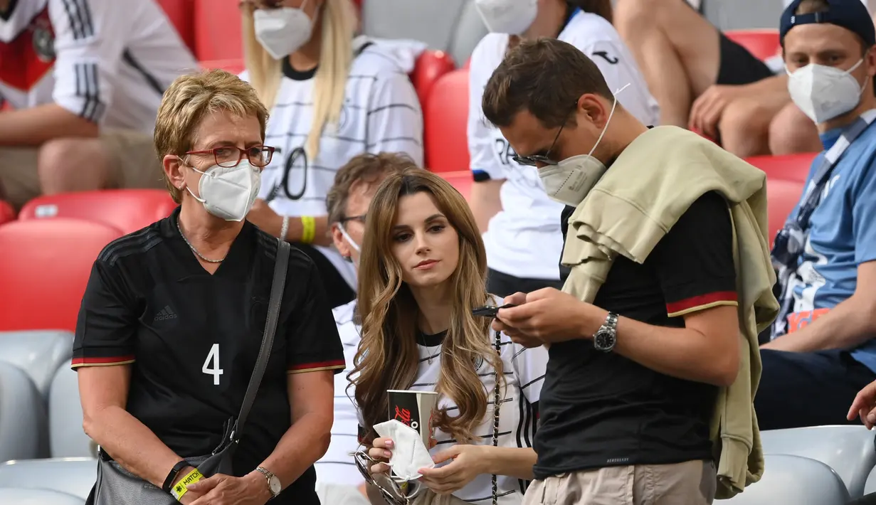 Christina Raphaella (tengah), pacar bek Jerman Matthias Ginter, terlihat di kerumunan menjelang pertandingan sepak bola Grup F UEFA EURO 2020 antara Prancis dan Jerman di Allianz Arena di Munich pada 15 Juni 2021. AFP/Pool/Matthias Hangst)