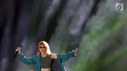 Penyanyi musik hip hop, Ramengvrl saat tampil pada panggung utama gelaran ON/OFF Festival hari pertama di Istora Gelora Bung Karno, Jakarta, Sabtu (7/9/2019). Ramengvrl tampil enerjik dan membius penggemarnya dengan membawa sejumlah lagu andalan. (Liputan6.com/Helmi Fithriansyah)