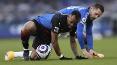 Striker Crystal Palace, Jordan Ayew (kiri) dan gelandang Everton Gyfi Sigurdsson berebut bola usai terjatuh dalam laga lanjutan Liga Inggris 2020/2021 pekan ke-30 di Goodison Park, Liverpool, Senin (5/4/2021). Crystal Palace bermain imbang 1-1 dengan Everton. (AP/Clive Brunskill/Pool)