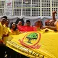 Ketua Umum Partai Berkarya Neneng A Tutty bersama sejumlah fungsionaris partai membentangkan bendera Partai Berkarya seusai menyerahkan pendaftaran sebagai peserta Pemilu 2019 ke KPU Pusat, Jakarta, Jumat (13/10). (Liputan6.com/Johan Tallo)