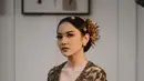 Mahalini Raharja tampil fierce dengan kebaya hijau olive dari Asky Febrianti. Kebaya full payet ini dipadukan dengan kain Batik berpayet dan headpiece khas Bali [@askyfebrianti]