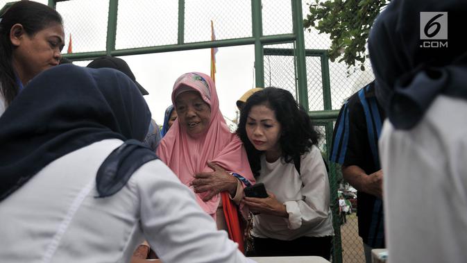 Warga mendaftarkan diri untuk menerima bantuan Kartu Lansia Jakarta (KLJ) saat pendistribusian di Jakarta Islamic Center, Koja, Rabu (24/4). Penerima KLJ adalah warga ber-KTP DKI Jakarta berusia di atas 60 tahun dan tidak memiliki penghasilan tetap atau kurang mampu. (merdeka.com/Iqbal S. Nugroho)