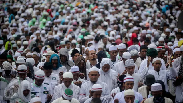 20161202-Peserta Aksi Damai 212 Salat Jumat di Tengah Hujan Deras-Jakarta