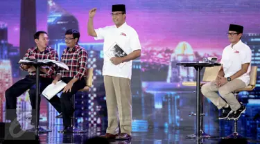 Cagub nomor urut 3 Anies Baswedan saat debat final cagub DKI di Hotel Bidakara, Jakarta, Jumat (10/2). Anies menilai gagasan paslon nomor urut 1 dan 2 terkait dengan penyandang disabilitas kurang solutif. (Liputan6.com/Faizal Fanani)