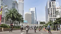 Warga mengendarai sepeda saat kegiatan Car Free Day (CFD) di Kawasan Sudirman, Jakarta, Minggu (21/6/2020). Pada CFD pertama di masa PSBB Transisi, warga Ibu Kota terlihat lebih memilih bersepeda sebagai sarana olahraga dengan tetap menerapkan protokol kesehatan Covid-19. (merdeka.com/Iqbal Nugroho)