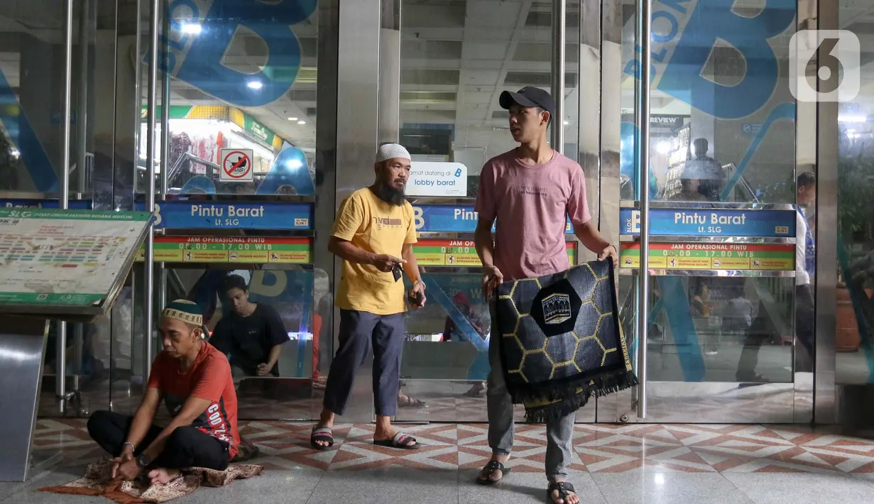 Meski demikian, pelaksanaan salat Jumat tetap berlangsung khusyuk. (Liputan6.com/Herman Zakharia)