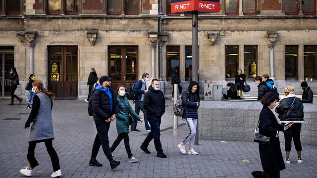 <span>Orang-orang dengan masker berjalan di Stasiun Pusat Amsterdam, Belanda, Rabu (3/11/2021). Belanda kembali menerapkan tindakan pembatasan virus corona, termasuk kewajiban memakai masker di berbagai ruang publik menyusul lonjakan kasus Covid-19 beberapa waktu terakhir. (Ramon van Flymen/ANP/AFP)</span>