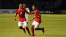 Gelandang timnas Indonesia U-23, Adam Alis S (kanan) merayakan golnya ke gawang Timor Leste di laga kualifikasi grup H Piala Asia 2016 di Stadion GBK Jakarta, Jumat (27/3/2015). Indonesia U-23 unggul 5-0 atas Timor Leste. (Liputan6.com/Helmi Fithriansyah)