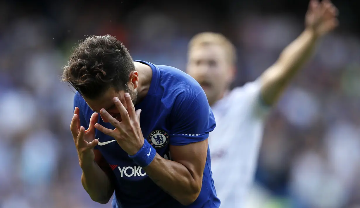 Ekspresi pemain Chelsea, Cesc Fabregas usai menerima kartu merah dari wasit saat melawan Burnley pada laga perdana Premier League di Stamford Bridge, (12/8/2017). Chelsea kalah 2-3. (AP/Kirsty Wigglesworth)