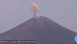 Gunung Semeru erupsi 9 kali beruntun, Sabtu pagi (4/4/2026). (Liputan6.com/Hermawan Arifianto)