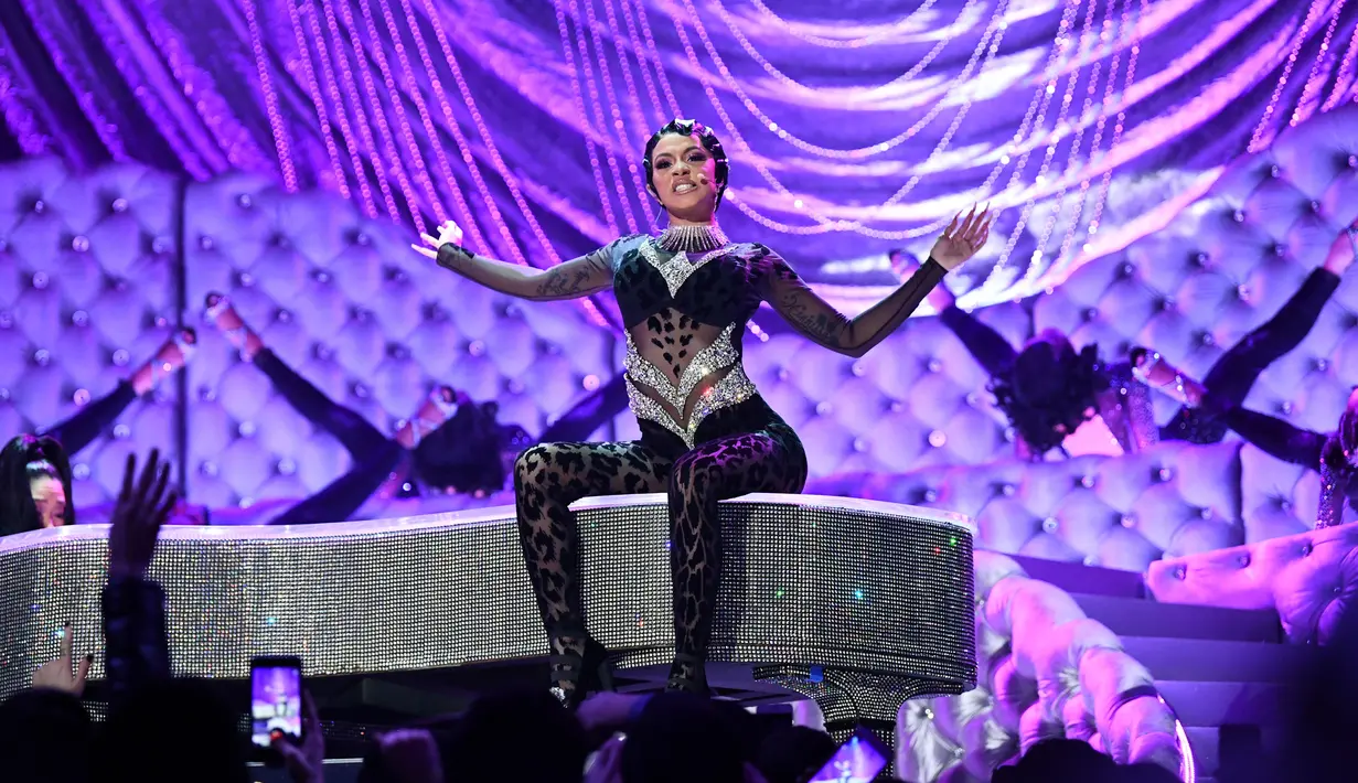 Penyanyi Rapper Cardi B tampil membawakan lagu "Money" di atas panggung Grammy Awards 2019 yang digelar di Staples Center, Los Angeles, Minggu (10/2). Tampil bersama belasan penari latar, Cardi B sukses mencuri perhatian. (Emma McIntyre/Getty Images /AFP)