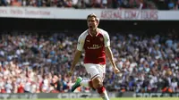 Nacho Monreal cetak gol pertama saat Arsenal cukur West Ham United ( IAN KINGTON / AFP)