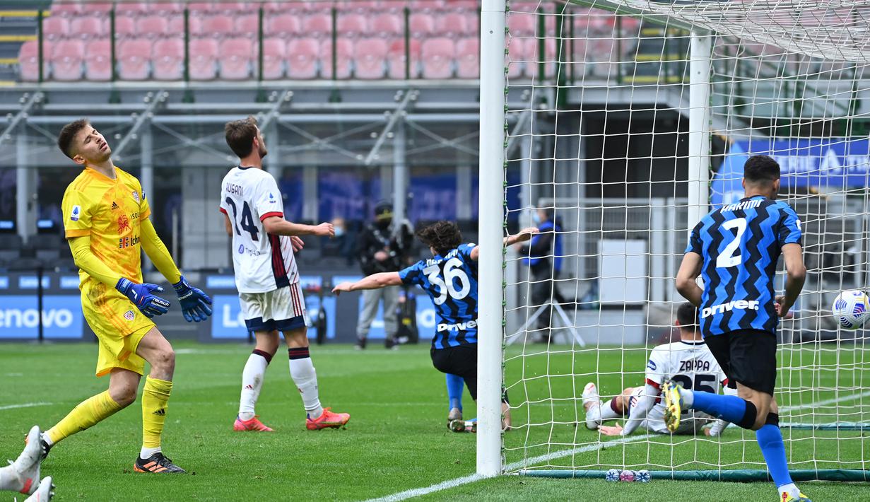 Bek Inter Milan, Matteo Darmian (tengah) melakukan selebrasi usai mencetak gol ke gawang Cagliari dalam laga lanjutan Liga Italia 2020/2021 pekan ke-30 di San Siro Stadium, Milan, Minggu (11/4/2021). Inter Milan menang 1-0 atas Cagliari. (AFP/Alberto Pizzoli)